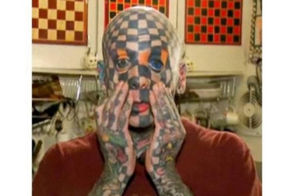 Vcudunun yzde 98'i dvmelerle kaplyd ama o yetinmedi,gz aklarna da mrekkep enjekte etti.Amerika'nn Oregon eyaletinde yaayan Matt Gone, &#8216;nsan dama tahtas&#8217; olarak biliniyor. Gz aklarna mrekkep enjekte eden Gone&#8217;un imdi bir gz tamamen mavi, dieriyse yeil. Dvmeyi evde kendisinin yaptn anlatan Gone, &#8220;Aslnda tehlikeli bir i yapmadm. Dvme konusunda ok bilgiliyim. Risk aldm ama deerdi&#8221; diyor.