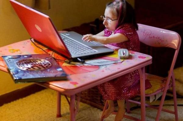 ABD'li Bridgette Jordan 68.5 santimetre boyu ile Guinness Rekorlar Kitab tarafndan dnyann en ksa boylu kadn olarak akland. &#8220;Herkes kendine gvenmeli&#8221; diyen 22 yandaki niversite rencisi, 96 santimetre boyundaki erkek kardei Brad ile dnyann en ksa kardeleri unvanna da sahip. ki karde, primordiyal ccelik olarak adlandrlan doutan gelen genetik farkllklarnn hayatlarn doyasya yaamalarna engel olmadn aktard.