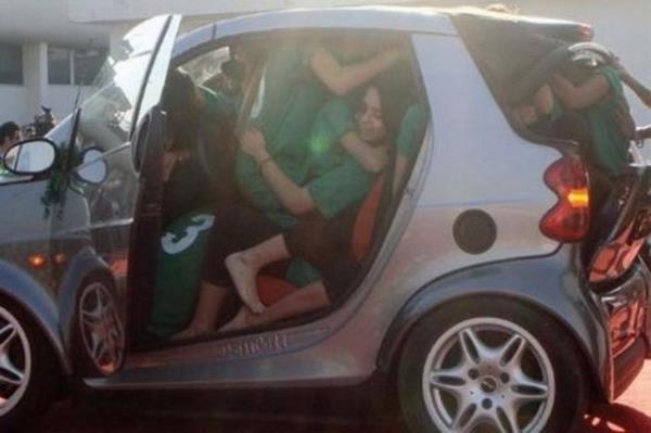 Pakistan'n gneyindeki Karai kentinde bir kk otomobile 19 kii binerek, bu alanda 18 kii olan rekoru krd. Grup bylece Guinness Rekorlar Kitab'na girmeye hak kazand. Jri bakan Nisar Ahmed Khoro, rekortmen rencileri tebrik ederek, baarlarn tescil ettiklerini ve bu derecenin Guinness Rekorlar Kitab'na alnacan syledi.