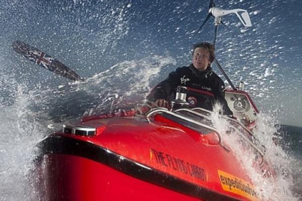 Bir okyanusu tek bana krek ekerek geen en gen insan 3 Aralk 1981 doumlu ngiliz Oliver Hicks. Hicks'in Atlas Okyanusu'nun batsndan dousuna yapt bu yolcuuk 123 gn 22 saat 8 dakika srd