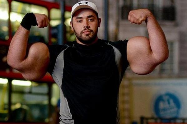 Dnyann en byk pazularna sahip insan belli oldu. Mustafa smail, 80 cm&#8217;lik pazularyla 2013 Guinness Rekorlar Rekorlar kitabna girecek.Ispanaktan nefret etse de lakab &#8216;Temel Reis&#8217; olan Msrl Mustafa, ABD&#8217;nin Kaliforniya eyaletinde yaayan, hayatn vcut gelitirmeye adam 24 yanda bir gen. 10 senedir vcut gelitiren Mustafa&#8217;nn pazularnn genilii yetikin bir adamn beli geniliinde.