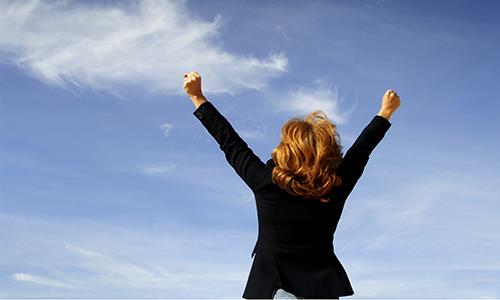 Yenilikleri uygulamaktan holanan,  aydnlk fikirleri olan, baarmaktan, gelimekten, bymekte holanan.