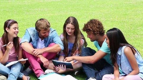 Sosyal hayatn iinde yer almaktan zevk alan. Arkadalarnn nemseyen Gzel bir evrede yaamak isteyen. Duyarl ve estetik bir kii.