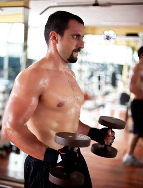 Fiziksel ynden olduka gl. Hedefini bilen ve ylmadan zerine gidebilen steklerine fazlasyla dkn. Dediim dedik asla geri dnmeyen.