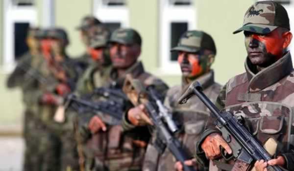 Nfus art hznn dmesi ve niversite mezunu ykml saysnn artmasna paralel olarak, hkmet gelecekte TSK&#8217;nn &#8216;profesyonel ordu&#8217; yapsna gemesinin zorunluluk haline dnebileceini dnyor. Genelkurmay Bakanl ise &#8216;ykml askerlik&#8217; uygulamasnn toplumsal dayanma unsurlar arasnda yer aldn belirterek, ordu-millet ban koruyan &#8216;karma askerlik&#8217; sisteminin devam ettirilmesinden yana.