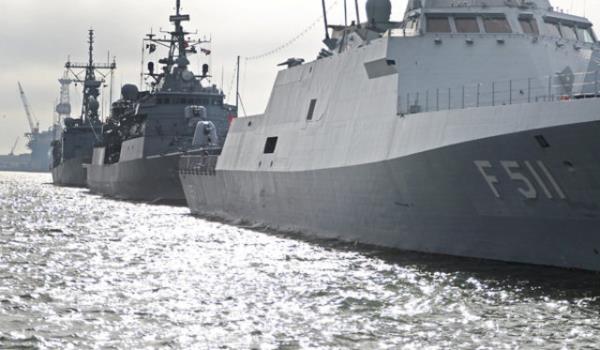 HIZLI VE ETKN  <br>  ncelikli ama, Trkiye&#8217;nin milli karlarn hudutlarn tesinden itibaren koruyacak bir yap oluturulmas. Bunun yolu hem hzl ve etkin hareket edebilen kara gcne, hem ak denizlerde bayrak gsteren donanmaya, hem Trk hava sahasn her trl tehditten koruyabilecek filolara ve hava savunma sistemlerine sahip olmaktan geiyor. TSK, yeni dnemde, savunma gcyle olduu kadar, &#8216;caydrclk&#8217; faktryle de d gvenlik tehditlerini henz olumadan etkisiz hale getirmeyi hedefliyor.