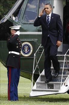 Barack Obama 1.86 boyunda