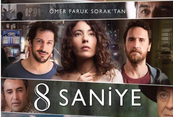 "8 Saniye"  <br>  mer Faruk Sorak`n yeni filmi "8 Saniye", Esra nal`n korkularndan kurtulup hayatnn kontroln eline almasnn hikayesini beyazperdeye tayor. Filmde kendi hayatnn barolnde oynayan nal`a, dnyaca nl "Drt Anlama" kitabnn yazar Don Miguel Ruiz de kendisini canlandrarak elik ediyor. Berlin`de doup byyen Esra nal`n hayat hikayesinden esinlenilerek yazlan film; erkek egemen bir ortamda, yapt hatalara ve maruz kald basklara ramen, k yolunu yine kendi iinde bulan ve zgrlnn peinden giden Esra`nn hikayesini anlatyor.