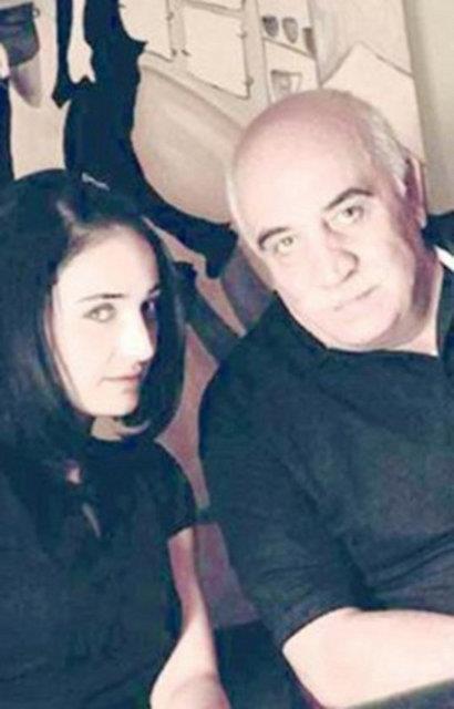 Bunun sebebi ise tiyatro sanats olan babas Snmez Atasoy.