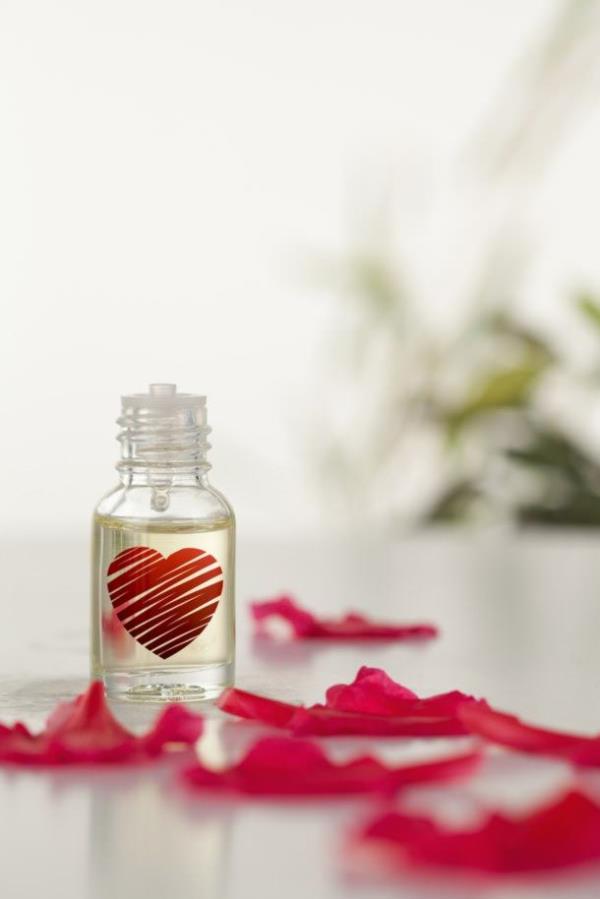 Yal cilt grnmn ortadan kaldrmak iin haftada 2 kere Gl suyunu pudra ile kartrarak maske hazrlayp yznze uygulayn. Bu maskeyi yine glsuyu ile temizleyin.