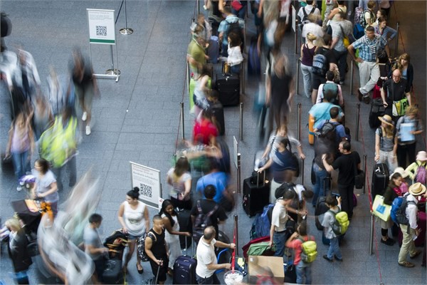 7- Zrih  Zrih geen yl dnyann en pahal ehriydi. Bunda svire frangnn gvenli liman olarak kabul edilip, deerlenmesinin etkisi byk olmutu. Ancak hkmetin mdahalesiyle frank geriledi. Ve de bu yl Zrih yedinci sraya dt. ehirde bir somun ekmek 6 dolar,  bir paket markal sigara 8 dolar,  ya da drt kiilik yemek 1,394 dolar.