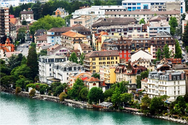 10- Cenevre  Listenin onuncu srasnda yer alan Cenevre'de bir somun ekmek 5,63 dolar. Bir litre st 1,42 dolar,  ya da drt kiilik yemek 1,447 dolar.