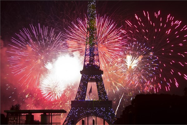 Dnyann en ok turist eken ehirlerinin banda gelen Paris&#8217;te bir somun ekmek 8 dolar, bir litre st 2,55 dolar, bir paket marka sigara 8 dolar,  ya da drt kiilik yemek 2 bin 177 dolar.