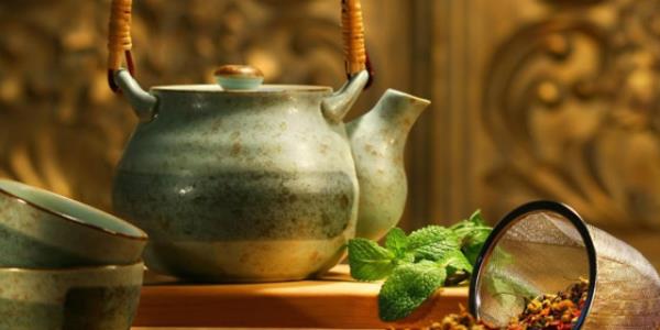 Prof. Dr. Erdem Yeilada, zellikle bu dnemde kendinizi korumann ve gereken nlemleri almanzn nemini vurguluyor. Vcut direncini artrp baklk sistemini glendirmek iin bitki aylarndan destek alnmas gerektiini belirten Yeilada, her gn 2 poet adaay, 2 poet hlamur ay ve zencefil karmn ay olarak tketmeyi neriyor.