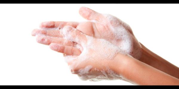 Ellerin su ve sabun ile ykanmas mikroplardan korunmann en etkili, en ucuz ve en kolay yoludur. Ancak etkili olabilmesi iin en az yarm dakika sreyle ve parmak aralar da dahil olmak zere her yerin iyice ykanmas gerekmektedir. zellikle tuvaleti kullandktan sonra, yemek ncesi ve sonras mutlaka eller hassasiyetle ykanmaldr.