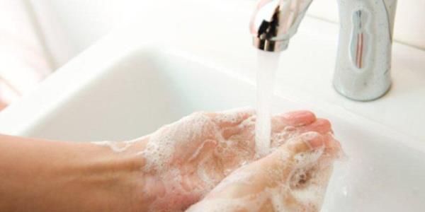 Griple mcadele etmek elinizde  <br>  Gn iinde tm ihtiyalar karlarken srekli eller kullanlmaktadr. Eller d ortamla ve dolaysyla da hastalk etkeni olan mikroplarn bulunduu yzeyler ve eyalarla en ok temas eden organdr. Eller ayn zamanda mikroplarn sklkla vcuda giri kaps olarak kullandklar az ve burunla srekli temas etmektedir.