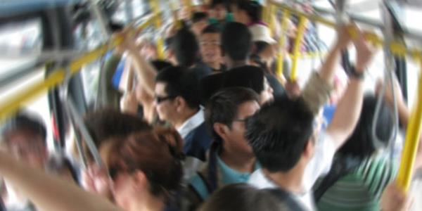 Kalabalk ortamlardan uzak durun  <br>  En fazla solunum yoluyla bulaan grip virsnden korunmak iin kapal ve kalabalk yerlerde uzun sre kalmamak gerekmektedir. Ofiste ve okullarda mmkn olduu kadar ortam havalandrmak nemlidir. zellikle toplu tama aralarn kullandktan sonra ykama ans yoksa bile eller antibakteriyel rnler ve temizleme mendilleri ile temizlenmelidir.