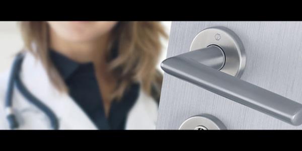 Kap kollar ve oyuncaklarn temizliine zen gsterin  <br>  Hastaln bulamasn engellemek iin masalar, kap kollar, banyo yzeyleri, mutfak tezgah, oyuncak gibi sk dokunulan eyalarn gnlk temizlikte kullanlan deterjanlarla temizlenmesi gerekmektedir.