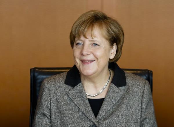 Angela Merkel - Yengeç  <br>  Yengeç burcu kadını sezgisel olarak son derece kuvvetlidir. Sezgilerine güvenir ve genellikle bu şekilde hareket eder. Çevresindeki insanların iyi niyetli ya da kötü niyetli olduğunu kolaylıkla anlar ve buna göre hareket eder.