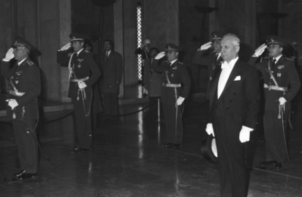 Halk 1995 Genel seimlerinde partilere tek bana iktidar ans tanmad. Uzun sren araylardan sonra iller ile Erbakan el skt. Artk babakan Erbakan'd. 54'nc hkumetle birlikte korku senaryolar da bir bir sahnelenmeye balad.