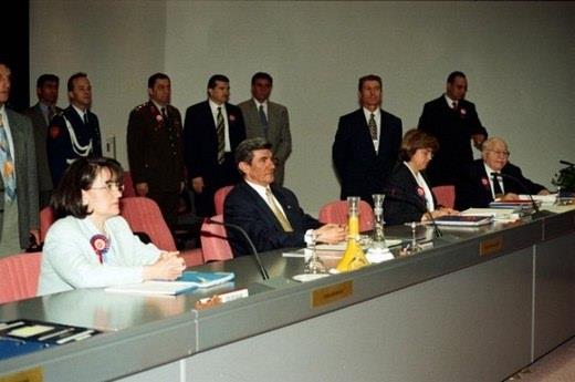 Sonunda 28 ubatlarn istedii oldu, Babakan Erbakan istifa etti. Bu istifayla birlikte, korku senaryolar yerini siyaset mhendisliine brakt.