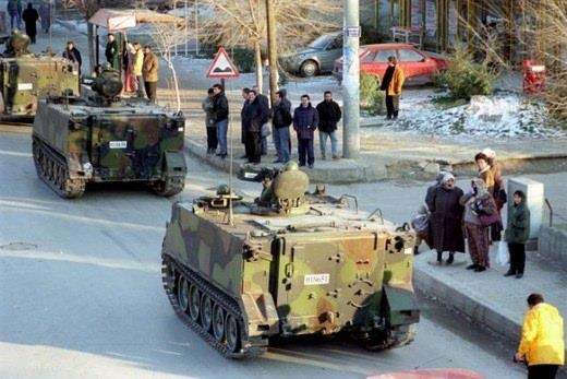 Korku senaryolaryla ilgili her gn ekranlarda haberler yaplyor, gazetelere manetler atlyordu. Muhalefet, sendikalar, i dnyas ayn korkulardan bahsediyordu. O korkunun ad &#8220;rtica&#8221;yd.