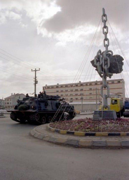 En uzun Milli Gvenlik Kurulu toplantsnn ardndan Babakan Necmetin Erbakan'a yaplan basklar iyice artt.