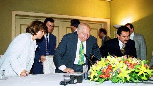 Doru Yol Partisi&#8217;nden art arda istifalar gelirken Babakan Mesut Ylmaz oldu.