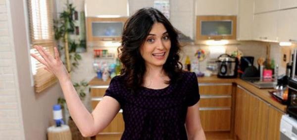 Kanal D'de yaynlanacak olan A..K dizisinde Hazal Kaya'nn yan sra Aslhan Grbz de rol alacak...