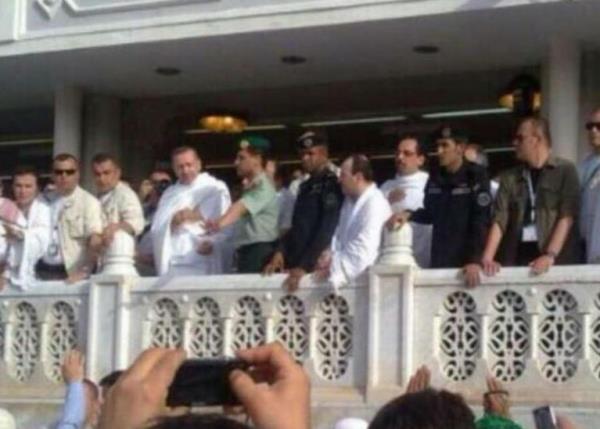 Suudi gvenlik glerinin oluturduu daire ierisinde gece yars Mescid-i Haram'a giren Cumhurbakan Erdoan ve beraberindeki heyet, Kabe'de nce  umre tavafn yapt.