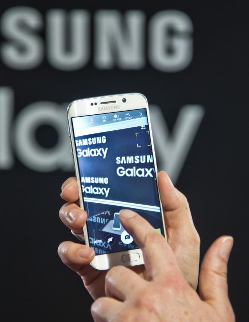 Samsung'un emektar TouchWIZ arayz 64-bit trendine uyarak batan aa yeniden tasarlanm ve artk ku kadar hafif olduu iddiasnda. Galaxy S5 ve Galaxy Note 4 ile biraz sadeleen TouchWIZ, Galaxy S6 ile doruk noktasna ulayor. Android 5.0 ile gelen geleri ve optimizasyonlar da yabana atmamak lazm.