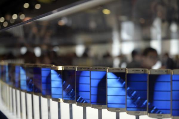 Pek ok nemli uygulamasn karan Samsung sistemi hafifletmi. Bu uygulamalar artk uygulama maazas zerinden indirilebilecek. Sadece g tasarruf modu, zel mod ve S Finder arayzde nykl geliyor. Ancak daha nce de gndeme geldii gibi Microsoft Office ve OneDrive uygulamalar iki firmann anlamas gerei TouchWIZ zerinde nykl olarak geliyor.