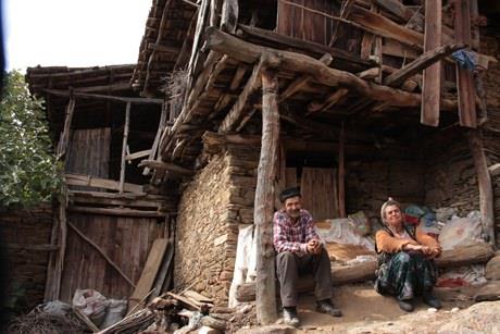 am yaylada, kaderine terk edilen ky, adeta hayalet ehiri andryor. Kyde bugnlerde yaklak 10 kii hayatn devam ettirirken, yaayanlarn ise byk ounluu yallardan oluuyor.