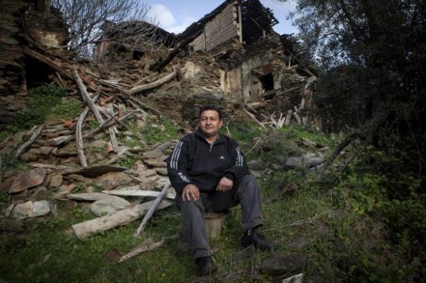 Blgeye gelen kiiler, kendi haline braklan ve hayalet ehri andran kyn bir ok noktasn grntleyerek, tantmn yapmaya alyor.