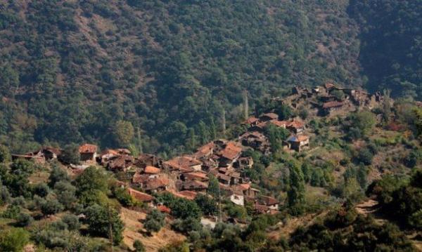 Lbbey Kyn terk etmek istemeyen kiiler, bir hayat mcadelesi vererek geimini ise tarmla salyor. Ky, yln belirli dnemlerinde ise fotoraf ve belgesel tutkunlarnn aknna uruyor.