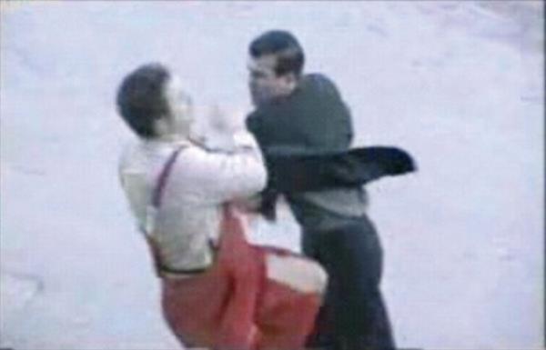 Mustafa Karadeniz kendi hazrlad akalarla bundan birka yl ncesine kadar sevilen bir televizyon program hazrlyordu. O programda yapt akalardan birinde, bu sefer baltay taa vurur ve arabasn boyad adamdan feci bir dayak yer.