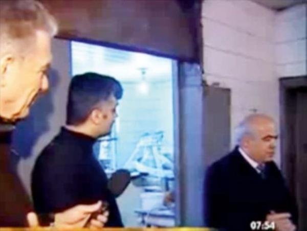 Denetlemede Uur Dndar, frncya bceklerin nereden geldiini sorar. Gelen cevap, cmle profesr koltuundan edecek cinstendir: &#8220;Bu bcein tarihini biliyor musun sen? Bir tane muzun iinde Gney Afrika&#8217;dan geldi. Onu da aratrdm. Bu, sca sever.&#8221;