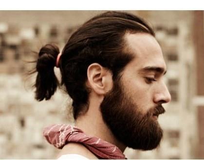 ran'da erkeklerin at kuyruu eklinde sa toplamas yasak