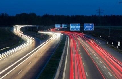 Almanya'da otoyolda benzin iin bile durmak yasak