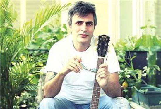 "Harlm karmak iin okuldaki sosyete kantininden cam ieleri toplar satardm" dedi.