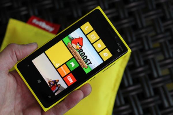 Gcn Windows Phone 8'dan alan akll telefon, HSPA+, Wi-Fi, 4.5 in dokunmatik ekran (Pure Motion HD), 1.5GHz ift ekirdekli ilemci, 8.7 megapiksel kamera + BSI sensr ve resim sabitleme, A-GPS, 16GB dahili depolama alan (geniletilemiyor), NFC, Bluetooth, drt bant GSM gibi gl zelliklerle 1.390 TL gibi bir rakamdan alclarla buluuyor.