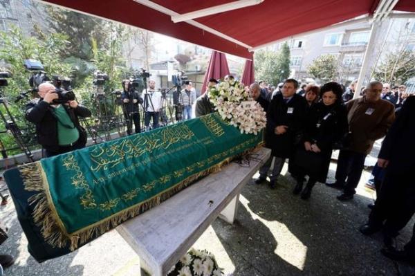 Usta yazar Yaar Kemal'in cenazesi Tevikiye Camii'ne getirildi. Trk Silahl Kuvvetleri (TSK) de cenazeye elenk gnderdi.