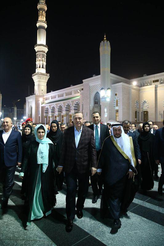 Cumhurbakan Erdoan'a ei Emine Erdoan, Babakan Yardmclar Yaln Akdoan ve Numan Kurtulmu, Ekonomi Bakan Nihat Zeybekci, Dileri Bakan Mevlt avuolu ve Cumhurbakanl Badanmanlar Yiit Bulut ve Cemil Ertem de elik ediyor.