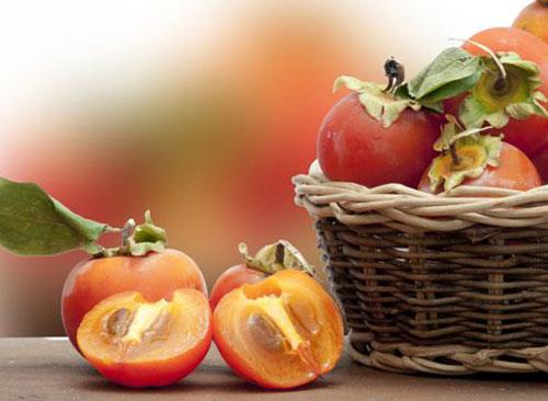 3-C vitamini kayna: nemli bir c vitamini kaynadr. Kuvvetli bir antioksidan olan C vitamini, enfeksiyonlara kar vcut direncini artrr. Gnlk C vitamini gereksiniminin %12,52 kadarn 100 gr Trabzon hurmas ile karlayabiliyoruz.