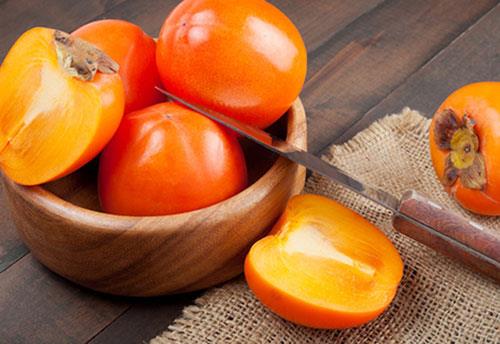 4-Bakr deposu: Potasyum, mangan, bakr ve fosfordan olduka zengin olan cennet hurmasnn 100 gr&#8217;, gnlk mangan ieriinin %15&#8217;ini, gnlk bakr ieriinin ise %12&#8217;sini kapsar. Bakr ierii, baklk sistemi desteklediinden, savunma sistemini kuvvetlendiren enzim yapsna katlr. Yani, vcudu savunan mekanizmalarn almasna yardmc olur. Bakr da en az mangan kadar baklk sistemi desteklemesinin yannda, krmz kan hcrelerinin de yapmn salar.