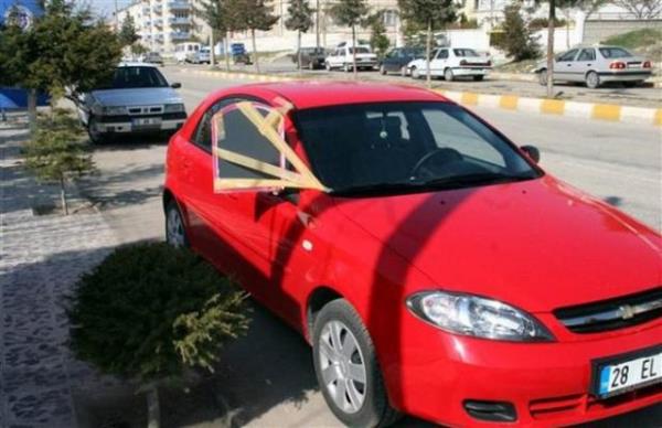 Krlan dikiz aynasnn orjinalini bulamayan kii, retici firmaya tepkisini gstermek iin aracna lavabo aynas takt.