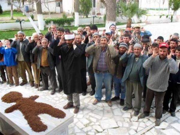 Kuru zm fiyatlarndan memnun olmayan reticiler, musalla tana koyduklar kuru zmn "Cenaze" namazn kld.