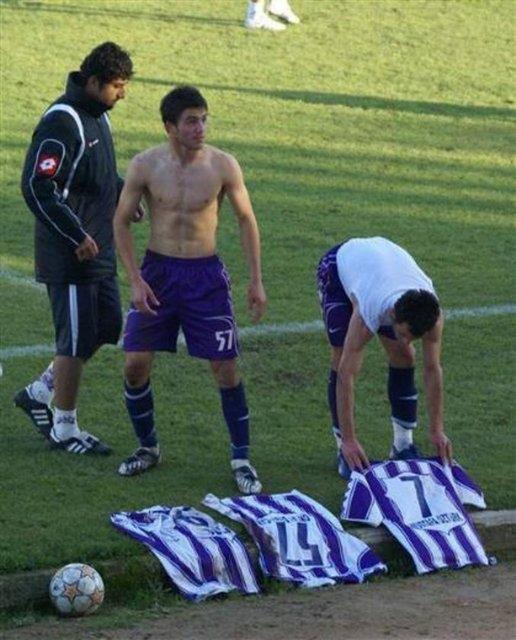 Alacaklarn alamadklar gerekesiyle 5-0 kazandklar man ardndan Gebzespor futbolcular formalarn protokol nne imlere serdi.