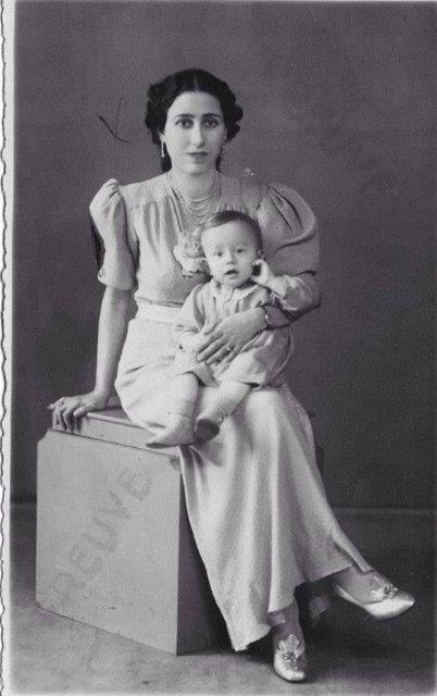 Cumhurbakan Aday Ekmeleddin hsanolu'nun, Msr'da annesiyle ekilmi bir fotoraf ortaya kt. Rodoslu bir Trk ailenin kz olan annesi Seniye Hanm'n kucanda ekilen hsanolu'nun bu fotorafnn 1944-1945 yllarnda ekildii tahmin ediliyor.