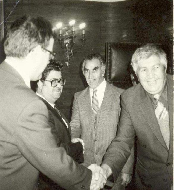 Gner, Turgut zal yapaca kapal salon konumas iin sahneye ktnda mikrofonun almadn sylediini kendisin de ona "Acelen ne be abi iki dakika bekle" dediini, zal'n ise byk bir tevazu ile yant verdiini syledi.